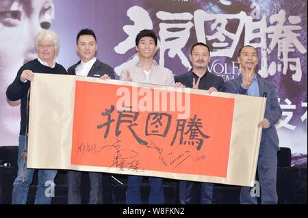 (Von links) der französische Regisseur Jean-Jacques Annaud, chinesische Akteure Feng Shaofeng und Dou Shao stellen während einer Pressekonferenz für ihren neuen Film "W Stockfoto