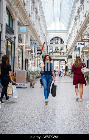 Den Haag. Passage. Een jonge Vrouw aan het Winkelen. Foto: Gerrit De Heus. Die Niederlande. Den Haag. Eine junge Frau einkaufen bei De Passage. Foto: Ge Stockfoto