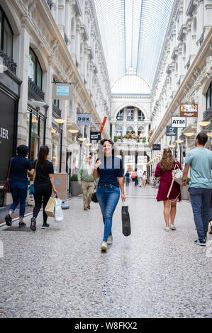 Den Haag. Passage. Een jonge Vrouw aan het Winkelen. Foto: Gerrit De Heus. Die Niederlande. Den Haag. Eine junge Frau einkaufen bei De Passage. Foto: Ge Stockfoto