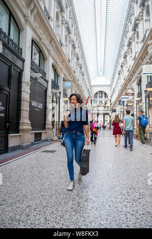 Den Haag. Passage. Een jonge Vrouw aan het Winkelen. Foto: Gerrit De Heus. Die Niederlande. Den Haag. Eine junge Frau einkaufen bei De Passage. Foto: Ge Stockfoto