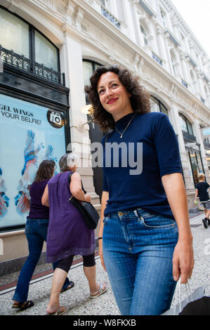 Den Haag. Passage. Een jonge Vrouw aan het Winkelen. Foto: Gerrit De Heus. Die Niederlande. Den Haag. Eine junge Frau einkaufen bei De Passage. Foto: Ge Stockfoto