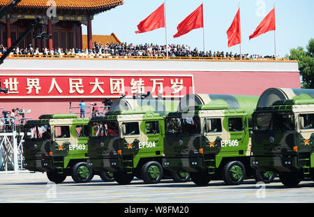 Militärfahrzeuge Durchführung DF-31 eine interkontinentale ballistische Raketen (ICBM) März letzten Platz des Himmlischen Podium während der Militärparade zu commemorat Stockfoto