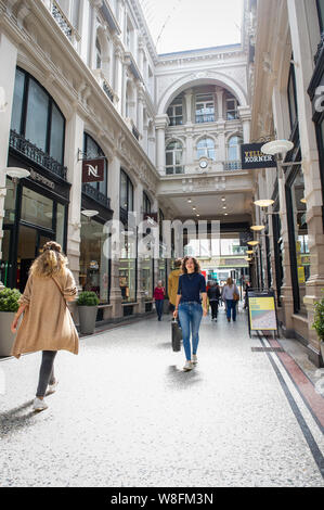 Den Haag. Passage. Een jonge Vrouw aan het Winkelen. Foto: Gerrit De Heus. Die Niederlande. Den Haag. Eine junge Frau einkaufen bei De Passage. Foto: Ge Stockfoto