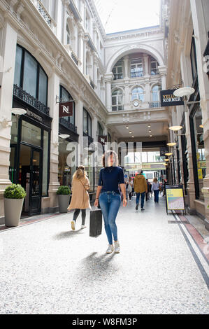 Den Haag. Passage. Een jonge Vrouw aan het Winkelen. Foto: Gerrit De Heus. Die Niederlande. Den Haag. Eine junge Frau einkaufen bei De Passage. Foto: Ge Stockfoto