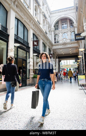 Den Haag. Passage. Een jonge Vrouw aan het Winkelen. Foto: Gerrit De Heus. Die Niederlande. Den Haag. Eine junge Frau einkaufen bei De Passage. Foto: Ge Stockfoto