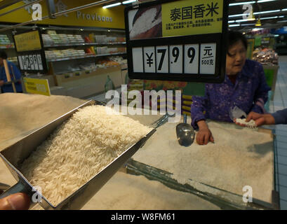 ------ Chinesische Kunden kaufen Reis in einem Supermarkt in Kunshan City, Central China Provinz Hubei, 20. Mai 2014. Guangdong ist die Intensivierung der Lebensmittel sicher Stockfoto