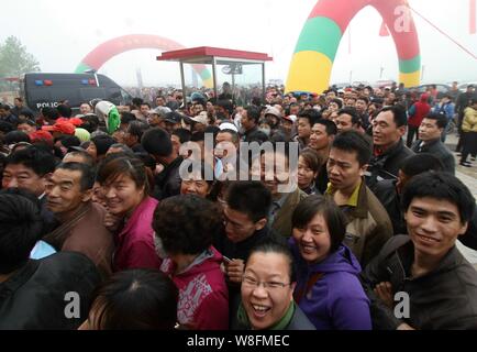 Lokale chinesische Bewohner Warteschlange frei, Reis und Öl während einer Werbeveranstaltung von einer Firma in Binzhou Stadt, East China ¯ s der Provinz Shandong, 3 M Stockfoto