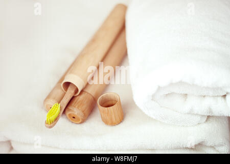 Bambus Zahnbürsten auf einem Regal im Badezimmer. Null Abfall, Eco, Planeten retten Stockfoto