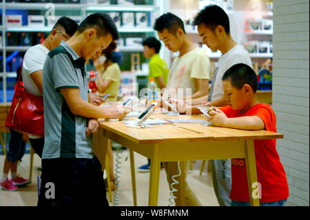 ------ Chinesische Kunden versuchen, das iPhone von Apple 6 oder 6 Plus Smartphones in einem Geschäft in Kunshan City, Central China Provinz Hubei, 9. Juli 2015. Th Stockfoto