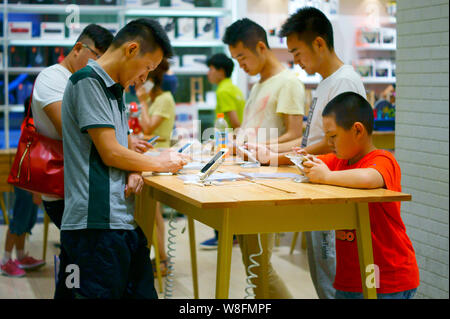 ------ Chinesische Kunden versuchen, das iPhone von Apple 6 oder 6 Plus Smartphones in einem Geschäft in Kunshan City, Central China Provinz Hubei, 9. Juli 2015. Es Stockfoto