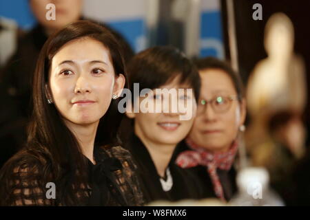 (Von links) Taiwanese Model und Schauspielerin Lin Chi-ling, Chinesische Schauspielerinnen Xu Fan und Xi Meijuan eine Pressekonferenz für die chinesische Realität TV sho teilnehmen Stockfoto