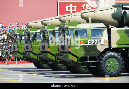 Militärfahrzeuge Durchführung DF-21 D anti-schiff ballistischer Raketen März letzten Platz des Himmlischen Podium während der Militärparade zum 70. ann zu gedenken. Stockfoto