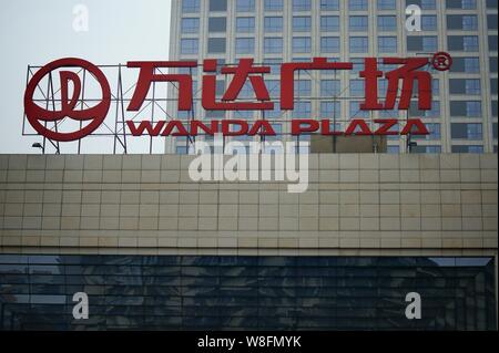 ---- Blick auf eine Tafel von Wanda Plaza von Dalian Wanda Group in Yichang, Provinz Hubei in Zentralchina, 19. Januar 2015. Dalian Wanda, die Stockfoto