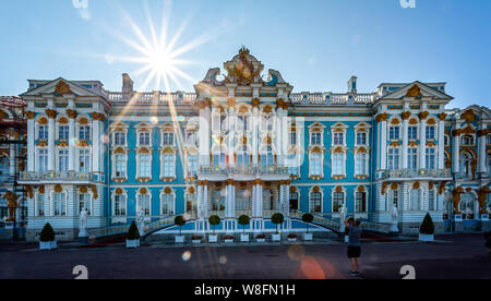 Sun burst über die prunkvollen Gold, Blau und weiße Fassade des Katharinenpalastes in Puschkin, in St. Petersburg, Russland am 22. Juli 2019 Stockfoto