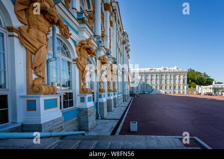 Die reich verzierte Gold, Blau und weiße Fassade des Katharinenpalastes in Puschkin, in St. Petersburg, Russland am 22. Juli 2019 Stockfoto