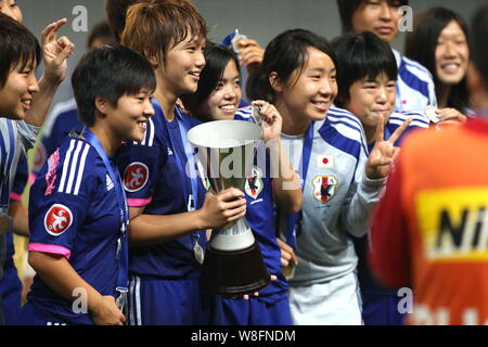 Japanische Spieler pose mit der Champion Trophy nach dem Sieg über Nordkorea im Finale der AFC U-19-Frauen-WM 2015 in Nanjing/CIT Stockfoto