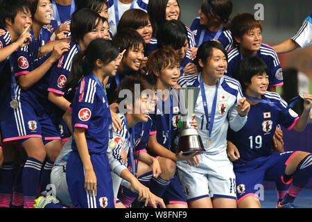 Japanische Spieler pose mit der Champion Trophy nach dem Sieg über Nordkorea im Finale der AFC U-19-Frauen-WM 2015 in Nanjing/CIT Stockfoto