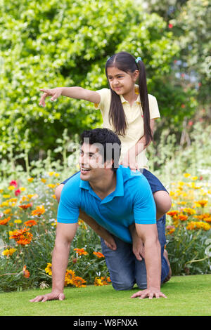 Mann spielt mit seiner Tochter in einem park Stockfoto