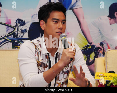 Taiwanesische Schauspieler Eddie Peng spricht bei einer Pressekonferenz für seinen Film "In den Vordergrund" in Dalian im Nordosten der chinesischen Provinz Liaoning, 11 August 201 Stockfoto