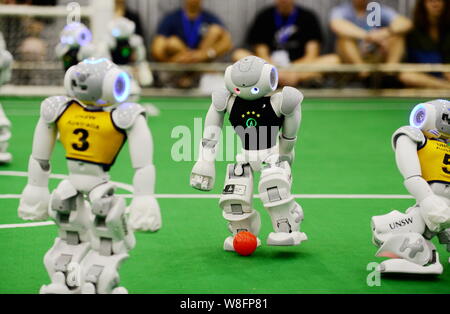 Roboter der australischen Team UNSW (Universität von New South Wales), yellow (gelb), und die Deutsche Team B-Human konkurrieren, während das abschließende Spiel des 19 RoboCup in H Stockfoto