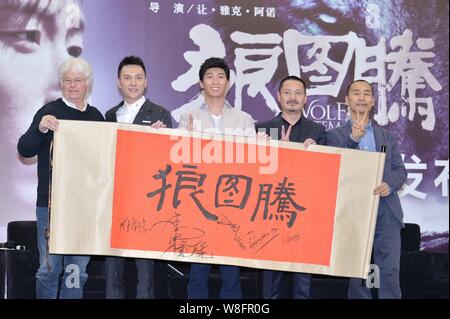 (Von links) der französische Regisseur Jean-Jacques Annaud, chinesische Akteure Feng Shaofeng und Dou Shao stellen während einer Pressekonferenz für ihren neuen Film "W Stockfoto