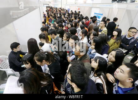 ---- Chinese Arbeitssuchende Menge Stände für Anstellungen an einem Job Messe in Hangzhou City,'s East China Zhejiang provinz, 29. November 2014. C Stockfoto