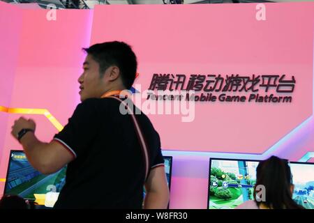 ---- Leute besuchen Sie den Stand von Tencent Mobile Games Plattform während des 13 China Digital Entertainment Expo, auch als ChinaJoy 2015 bekannt, in Shan Stockfoto