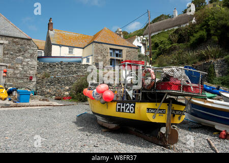 Fischerboote auf dem Kiesstrand. Cadgwith, Cornwall, England Stockfoto