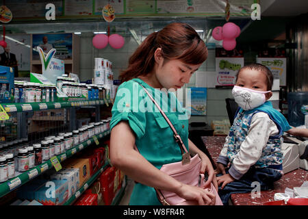 Zhang Wei und ihr 3-jähriger Sohn Tutu, der leidet an Leukämie, klicken Sie auf eine Apotheke in Hanshou Grafschaft, der Stadt Changde, der Central China Hunan provinc Stockfoto