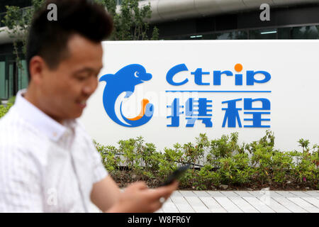 ---- Ein Fußgänger geht Vergangenheit Repräsentant der Chinesischen online Reisebüro Ctrip am Hauptsitz in Shanghai, China, 14. Mai 2015. Die website Stockfoto