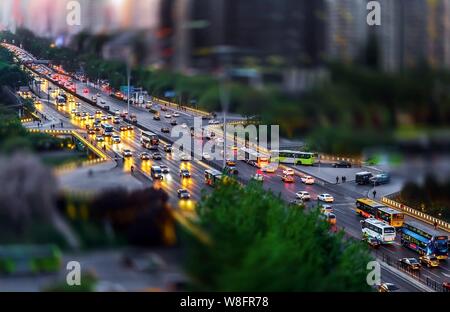 Dieses Foto von tilt-shift Fotografie zeigt eine Nacht Sanyuanqiao oder Sanyuan Brücke, in Peking, China, 25. April 2015. Stockfoto