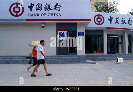 ---- Fußgänger vorbei an eine Filiale der Bank of China (BOC) in Stadt Huaibei, East China Provinz Anhui, 17. August 2014. Peking hat ein wichtiger Schritt Stockfoto