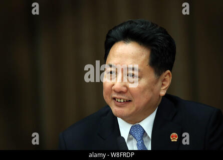 ------ Li Xiaopeng, Gouverneur der Provinz Shanxi, der Sohn des ehemaligen Premiers Li Peng, lächelt, während einer Diskussion im Plenum der zweiten Tagung des 1. Stockfoto