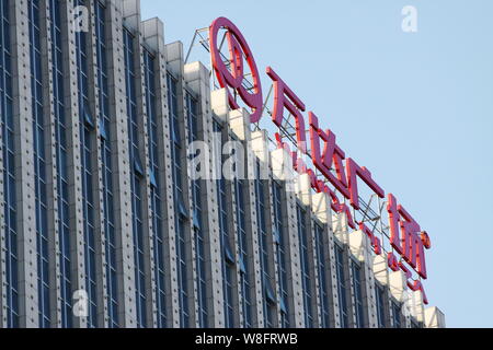 ---- Blick auf eine Wanda Plaza in Xiangyang Stadt, der Provinz Hubei in Zentralchina, 20. Dezember 2014. Dalian Wanda Gewerbe Co., die Eige n tum vor Stockfoto