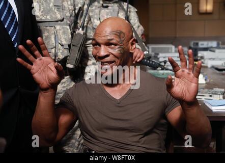 Pensionierten amerikanischen Boxer Mike Tyson stellt während einer Veranstaltung für den Film 'chinesischen Salesman" in Peking, China, 20. August 2015. Stockfoto