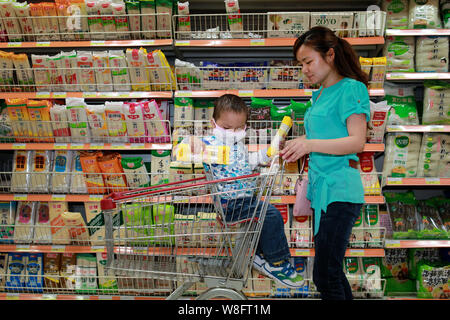 Zhang Wei und ihr 3-jähriger Sohn Tutu, der leidet an Leukämie, Shop in einem Supermarkt in Hanshou Grafschaft, der Stadt Changde, der Central China Hunan pr Stockfoto