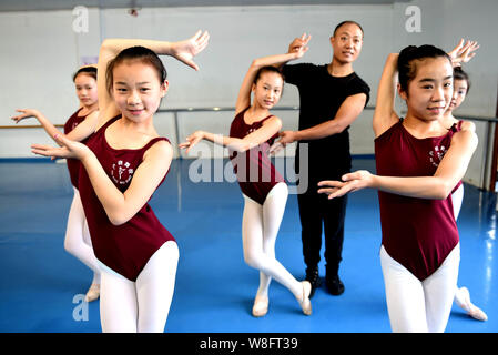 Ein chinesischer Lehrer beauftragt junge Mädchen tanzen Fähigkeiten während einer Trainingseinheit bei Huxiao Tanz Schule in Stadt Bozhou zu üben, der East China Anhui Stockfoto