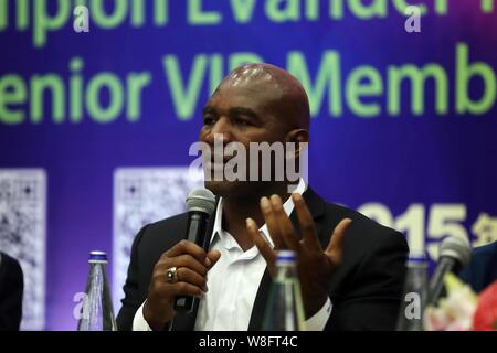 Amerikanischer Box-Weltmeister Evander Holyfield spricht bei einer Pressekonferenz und Signaturereignis senior VIP-Mitglied zu werden von Feiniu.com, die Onlin Stockfoto