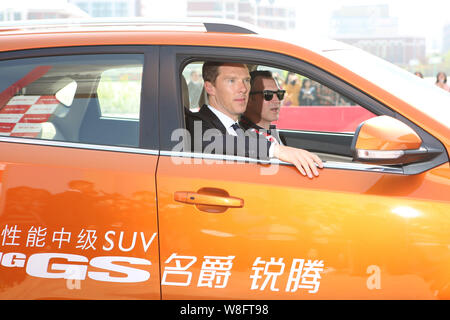 ------ Britische Schauspieler Benedict Cumberbatch nimmt eine MG GS der SAIC Motor für eine Werbeveranstaltung für das Auto in Shanghai, China, 11. April 201 zu gelangen Stockfoto