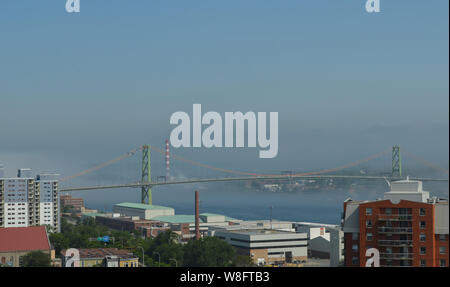 Sommer in Nova Scotia: Nebliger Morgen über Angus McDonald Bridge und Halifax Harbour Stockfoto