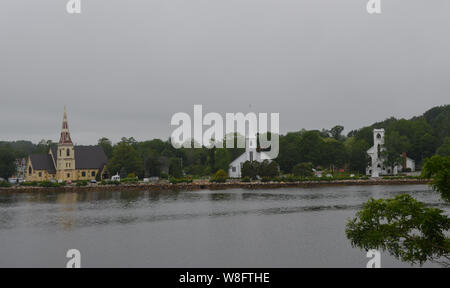 Sommer in Nova Scotia: Drei Kirchen von Mahone Bay an einem bewölkten Morgen Stockfoto