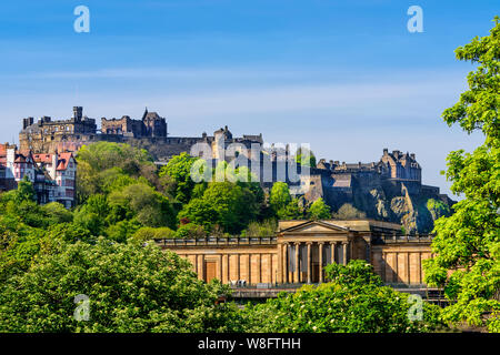 Malerische Aussicht auf das Edinburgh Castle, wie es ruht auf Castle Rock und die Scottish National Gallery. Stockfoto
