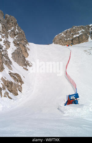 Cortina d'Ampezzo, Belluno, Italien - 8. Februar 2019: steile Drop auf der Ski Piste Nummer 51 genannten Forcella Rossa, Übersetzung der rote Pass, in der weltberühmten Skigebiet Cortina d Ampezzo in den italienischen Dolomiten ohne Menschen. Stockfoto