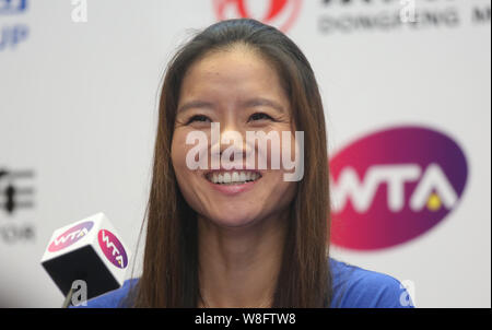 ------ Rentner chinesischen Tennis star Li Na Lächeln auf einer Pressekonferenz im Jahr 2014 WTA Wuhan Open Tennis Turnier in Wuhan City, Central Chinas Stockfoto