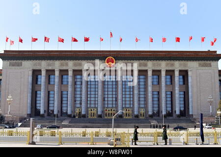 Die chinesischen paramilitärischen Polizisten stehen Wache vor der Großen Halle des Volkes vor der Eröffnung für die dritte Sitzung des 12 Nat Stockfoto