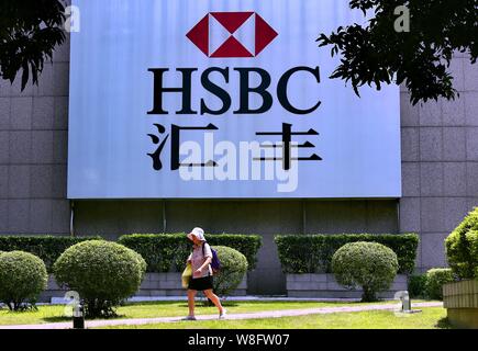 ---- Ein Fußgänger geht vorbei an einer Tafel von HSBC in Guangzhou City, die südchinesische Provinz Guangdong, 24. August 2015. Wenn die Schwankungen des Th Stockfoto