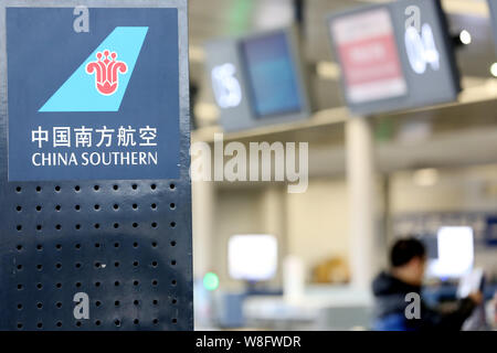 ---- Repräsentant von China Southern Airlines wird dargestellt, am internationalen Flughafen Shanghai Pudong in Shanghai, China, 29. Januar 2015. China S Stockfoto