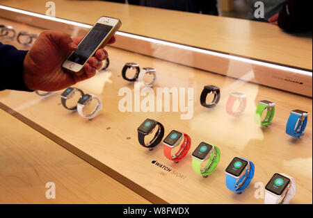 ---- Ein Kunde nimmt Fotos von Apple ansehen smart Uhren in einem Apple Store in Shanghai, China, 11. April 2015. Apple Watch Fans, die zu wünschen. Stockfoto