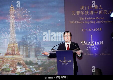 Wilfred Wong Ying-wai, Präsident und CEO von Sands China Ltd., bietet eine Rede auf dem Richtfest der halben Größe Replik des Eiffelturms Stockfoto