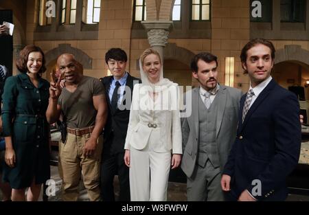 (Von links) chinesische Modell und Gastgeberin Li Ai, ehemaliger US-amerikanischer Boxer Mike Tyson, chinesischen Schauspieler Li Xuedong und andere Akteure darstellen, während ein Media Konferenz Stockfoto